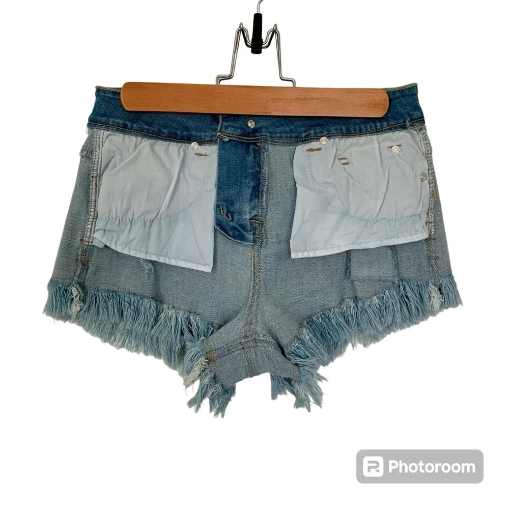 ALTAR’D STATE Ladies Distressed Denim Shorts Cut-Offs Pockets Frayed Hem 26/3‎